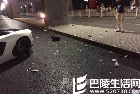 李易峰车祸现场一地碎片