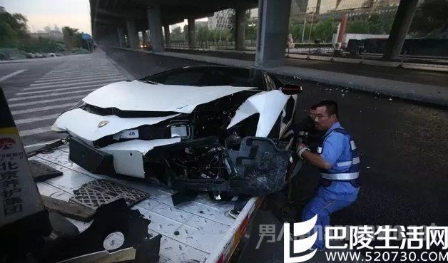 李易峰车祸后豪车受损严重
