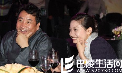 姜昆和女儿出席活动，笑容很美