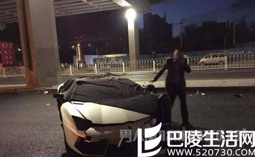 工作人员盖住李易峰豪车 工作人员盖住李易峰豪车