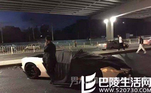 李易峰豪车撞桥墩现场