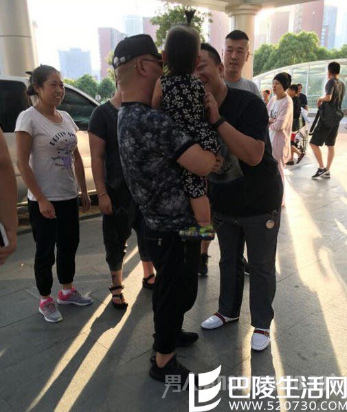 郭德纲和小儿子去医院