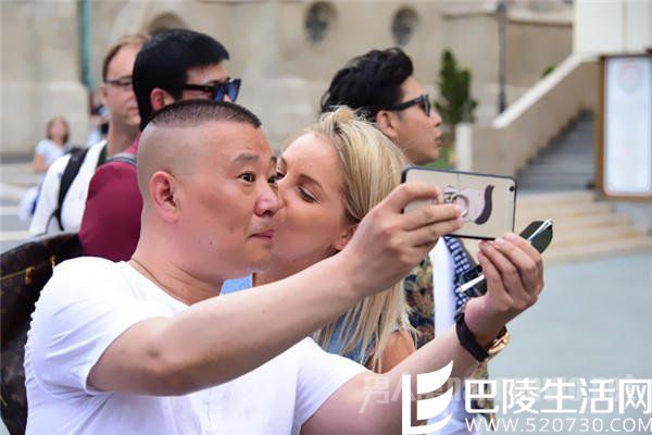 美女亲吻郭德纲