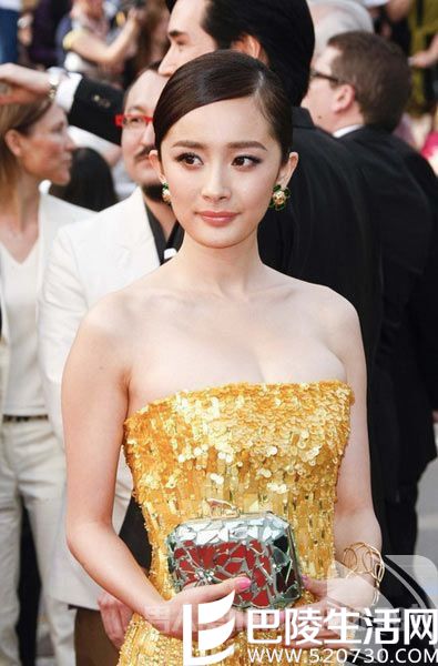 杨幂被曝红毯竖中指遭驱逐 杨幂被曝红毯竖中指遭驱逐