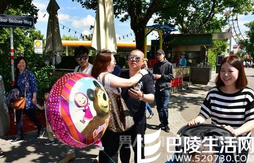 郭德纲搭讪美女，遭美女熊抱