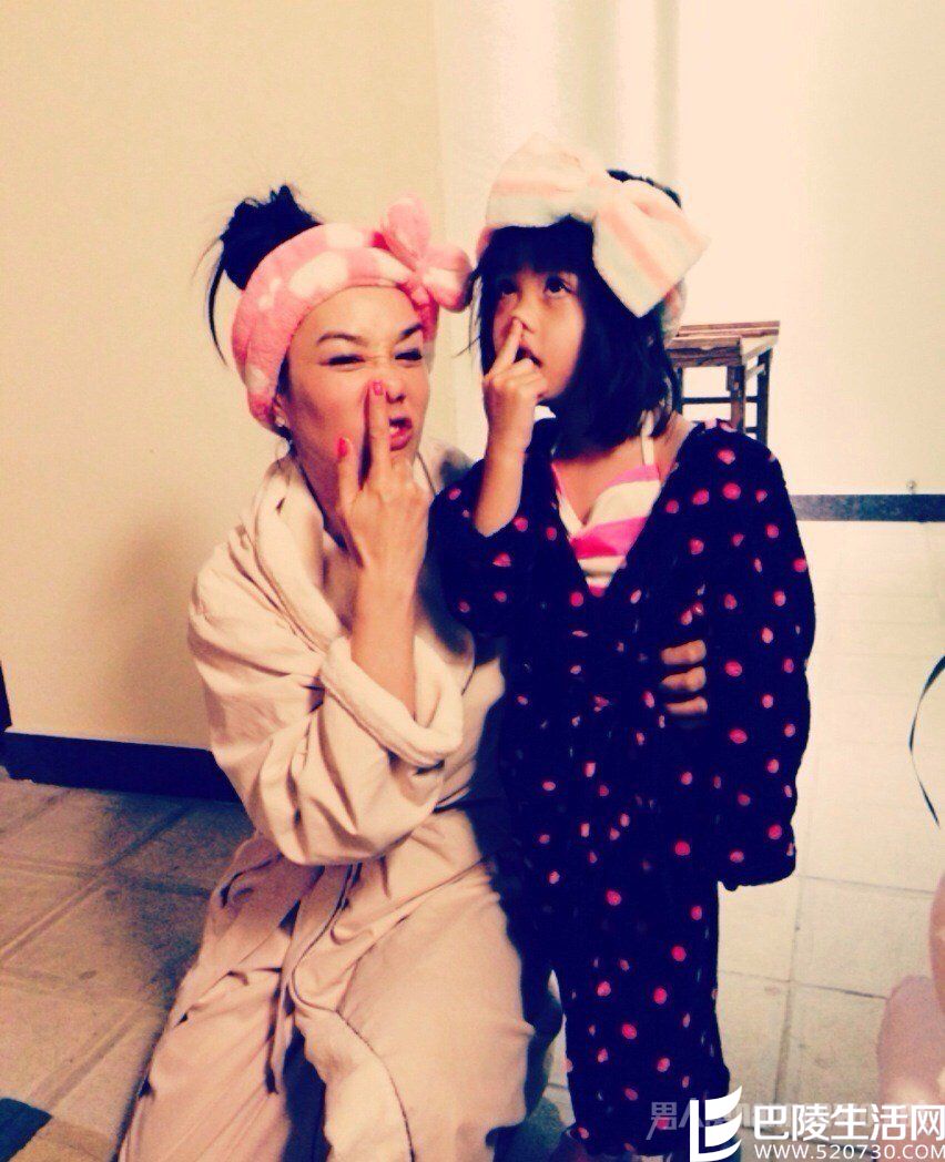 钟丽缇女儿和小女儿搞怪