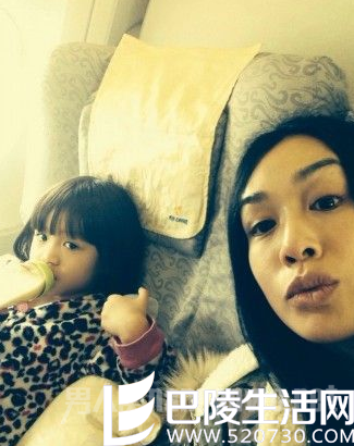 钟丽缇和小女儿卖萌