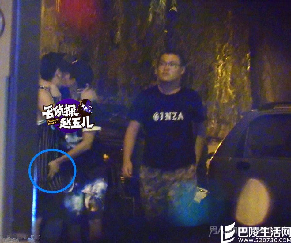 张一山当众亲吻男友人摸下体