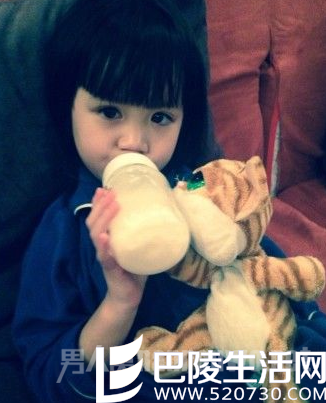 钟丽缇小女儿喝奶