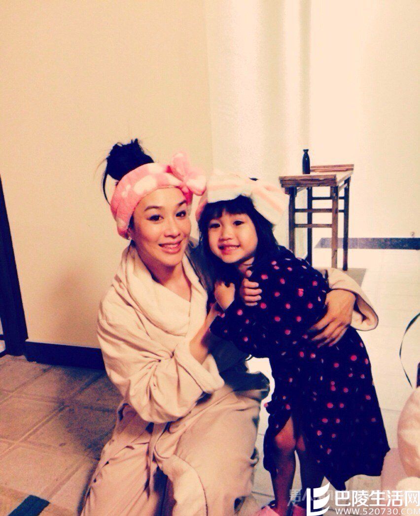 钟丽缇和小女儿自拍