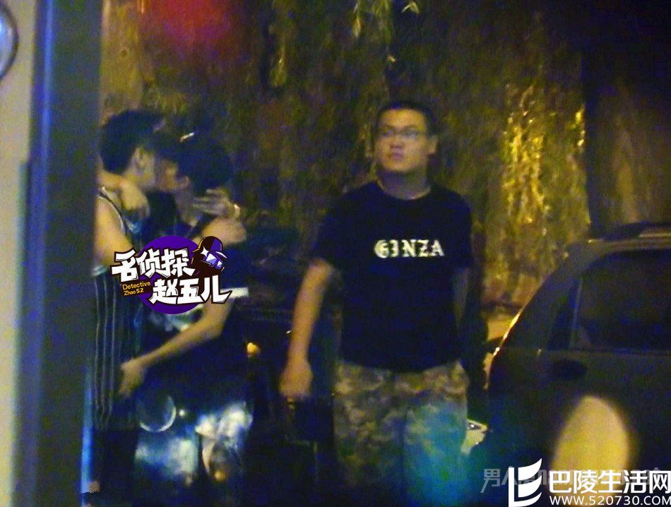 张一山当街亲吻男友人