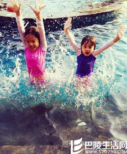钟丽缇两个女儿玩水