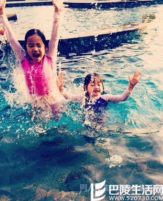 钟丽缇两个女儿戏水