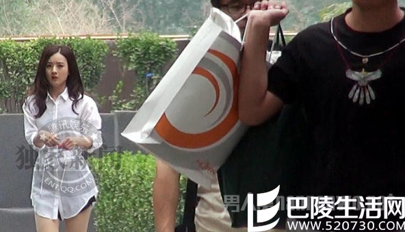 赵丽颖平胸亮相 赵丽颖平胸亮相