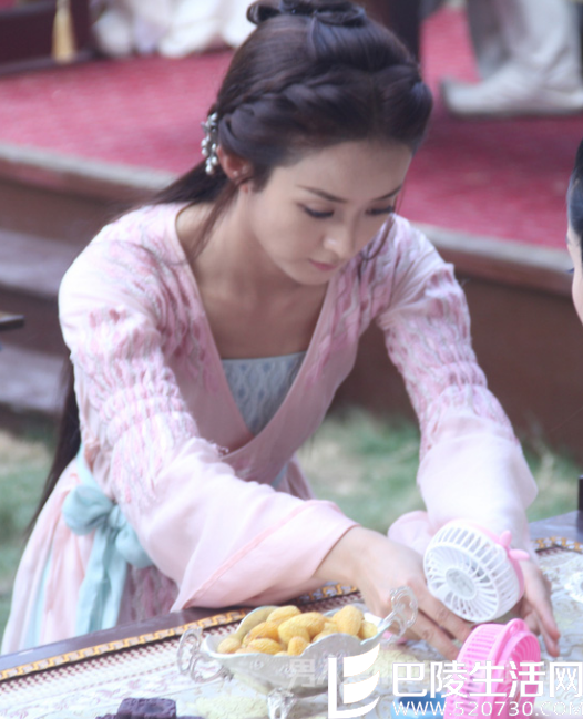 赵丽颖拿小风扇 赵丽颖拿小风扇