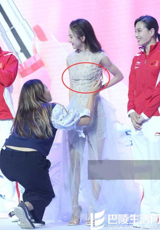 工作人员帮赵丽颖整理衣服 工作人员帮赵丽颖整理衣服