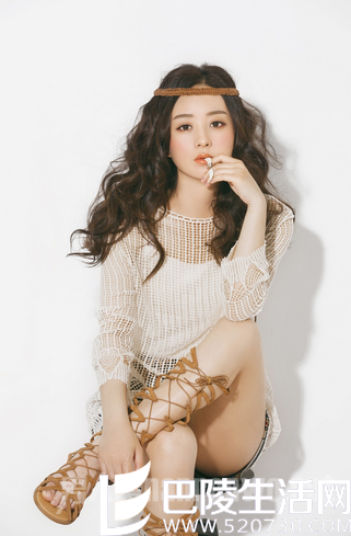 赵丽颖时尚感很强