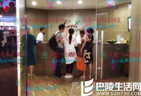 赵丽颖和老公婆婆度假