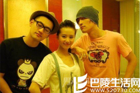 刘诗诗年轻时和胡歌等人合影