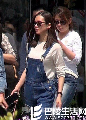 近日,刘诗诗身穿背带裤出行照爆出。一众人伴随左右护驾,气质清新。 近日,刘诗诗身穿背带裤出行照爆出。一众人伴随左右护驾,气质清新。