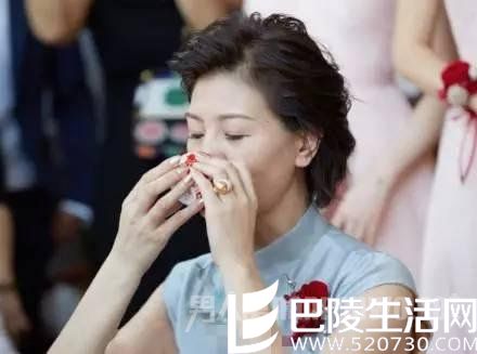 手,看手,肤色什么都不错,美人在骨不在皮啊。 手,看手,肤色什么都不错,美人在骨不在皮啊。