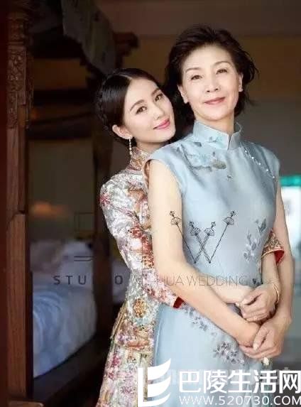 刘诗诗妈妈身着淡蓝色刺绣礼服出席婚礼 刘诗诗妈妈身着淡蓝色刺绣礼服出席婚礼