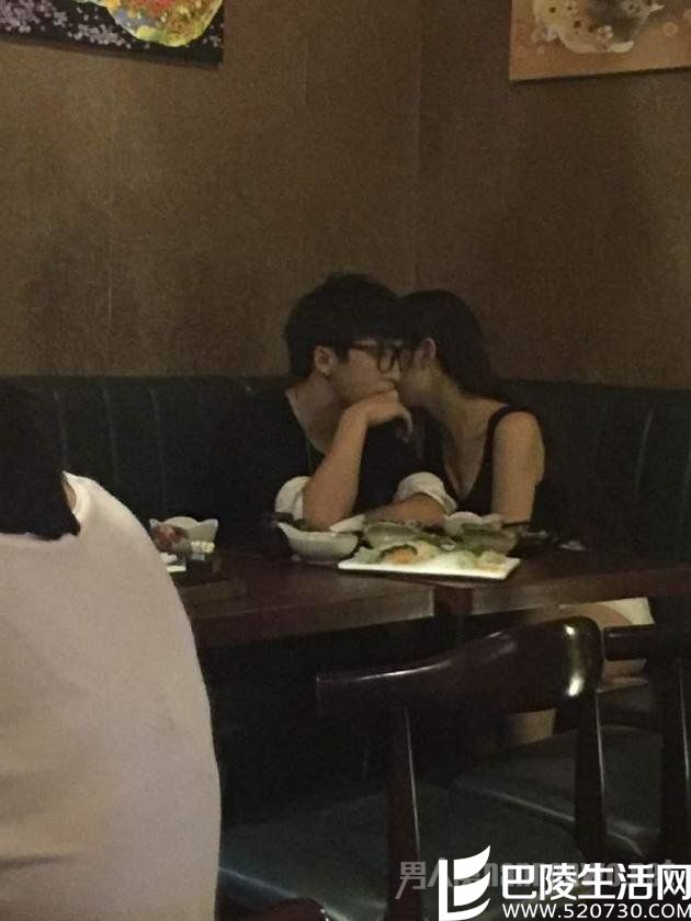 疑似薛之谦与神秘女子亲密耳语 疑似薛之谦与神秘女子亲密耳语