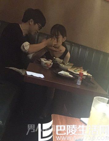 薛之谦与神秘女子互相喂食 薛之谦与神秘女子互相喂食