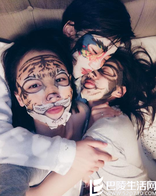 刘诗诗素颜和女友敷面膜 刘诗诗素颜和女友敷面膜