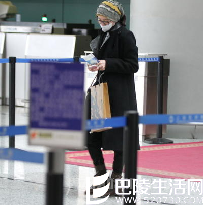 刘诗诗素颜，表情落寞