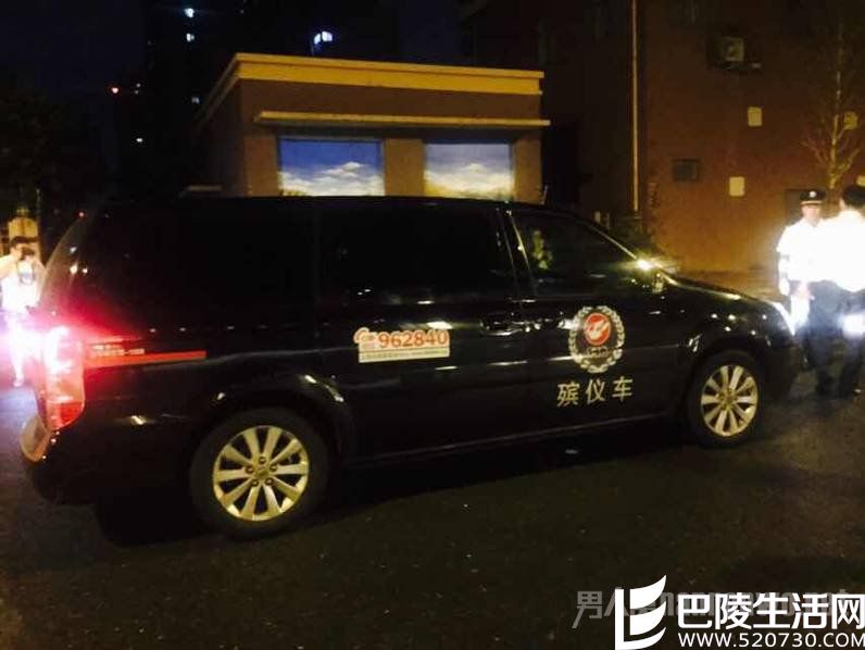 乔任梁楼下停的殡仪车
