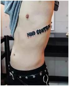 权志龙左侧躯干纹身有什么含义 权志龙左侧躯干纹身有什么含义