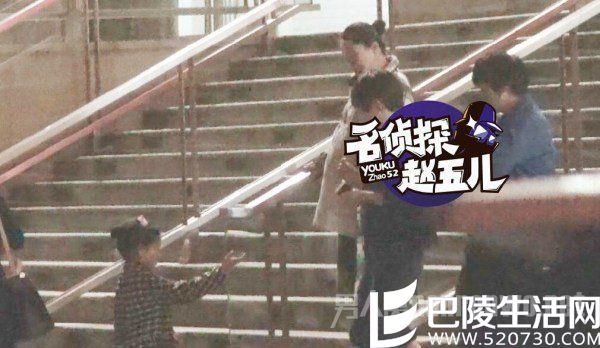 佟大为老婆下楼梯很小心