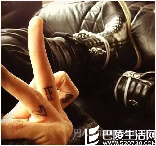 权志龙手指纹身