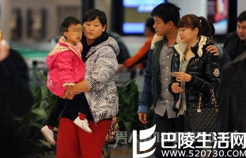 佟大为夫妇和小女儿 佟大为夫妇和小女儿