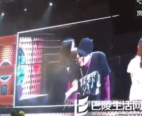 权志龙被粉丝亲脸颊 权志龙被粉丝亲脸颊