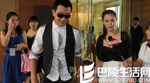 佟大为夫妇和大女儿参加婚礼 佟大为夫妇和大女儿参加婚礼