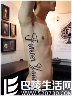 右侧纹身 右侧纹身