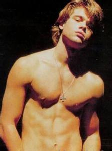 布拉德皮特年轻时晒肌肉