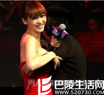 柳岩被袭胸 柳岩被袭胸