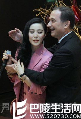 老外强抱范冰冰