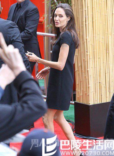 朱莉暴瘦似纸片人，看起来很惊悚