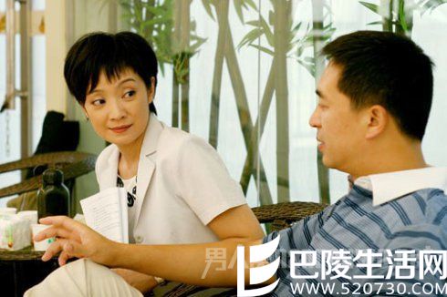 王海燕含情脉脉看着张嘉译