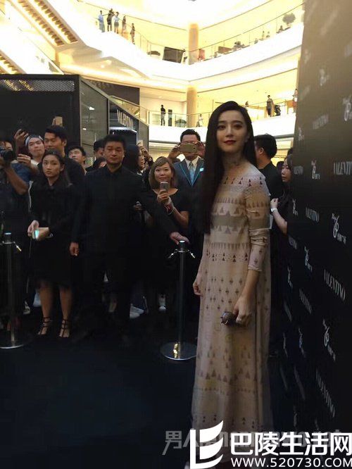 范冰冰小肚微凸，穿宽松衣服