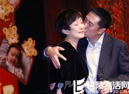 张嘉译一家三口