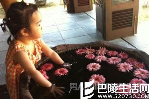 张嘉译女儿玩水