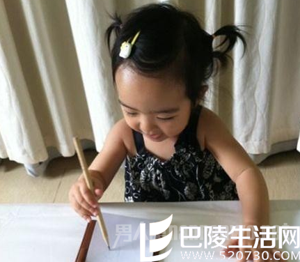 张嘉译女儿写字