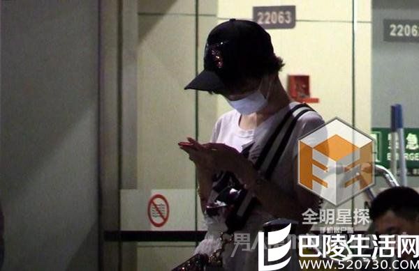 毛晓彤低头玩手机