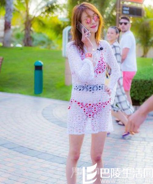 郑爽在《花少》里的泳装