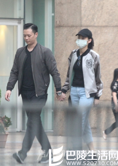 胡杏儿与老公看电影全程黑脸